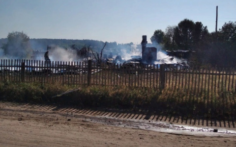 В Кировской области сгорел двухквартирный жилой дом
