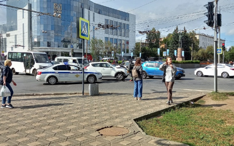 В центре Кирова у ЦУМа произошли две аварии