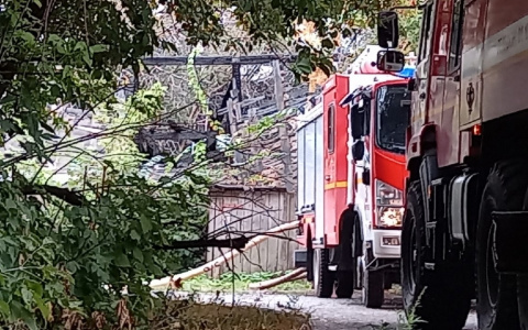 В Кирове уже четыре часа тушат двухэтажный дом за отелем на улице Красина
