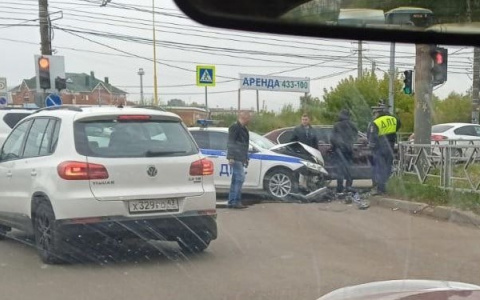 Утром в Кирове произошла авария с машиной ДПС: образовался затор