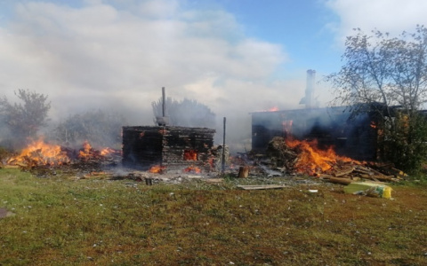 В Кировской области сгорел жилой дом с хозпостройками и баней