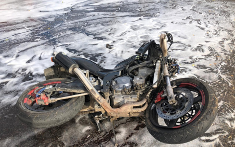 В Кировской области на глазах сотрудников Госавтоинспекции мотоцикл столкнулся с УАЗом