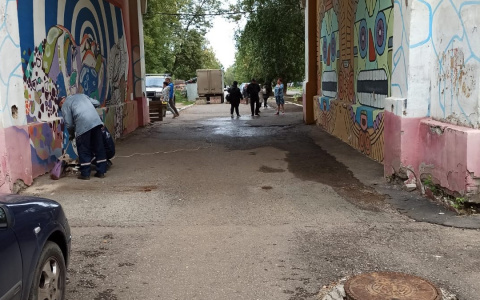 В мэрии разрешили сквозной проезд через арку на Октябрьском проспекте