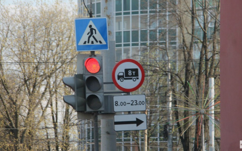 «Перекрестки с неработающими светофорами стараемся объезжать»: кировчане о городской проблеме