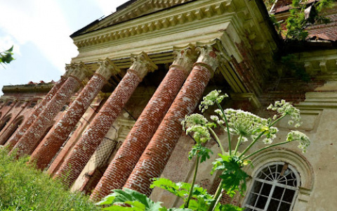 В Кировской области мужчину насмерть придавило стеклопакетами в церкви