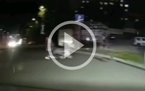 В Кирове женщина с коляской выбежала на оживленную дорогу: видео