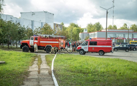 В кировскую школу прибыли 7 пожарных машин