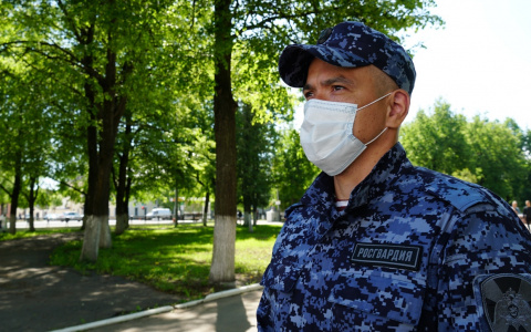 В Кирове росгвардейцы задержали двух молодых людей с наркотиками