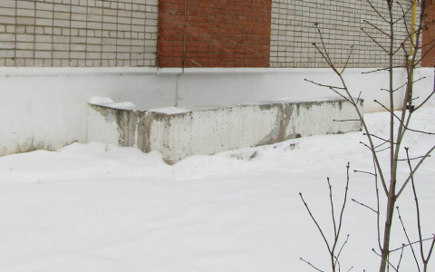 В Кировской области осудили мужчину, столкнувшего ребенка с лестницы