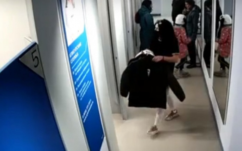 В Кирове полиция ищет женщину за кражу трех курток из магазина