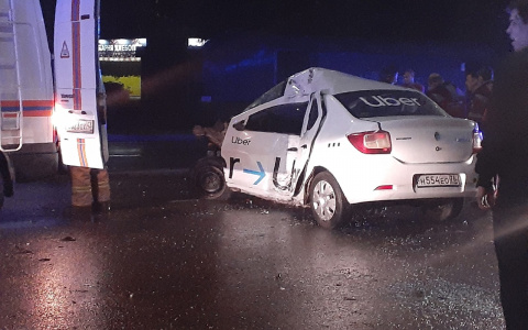 В Кирове водитель такси на Renault влетел в опору ЛЭП: 21-летний таксист погиб