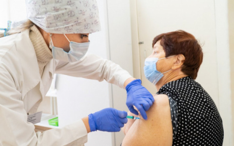 Россиянам хотят давать три оплачиваемых выходных за вакцинацию от COVID-19