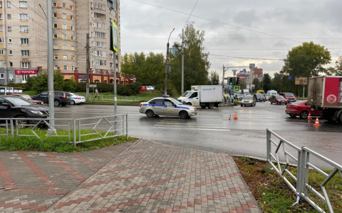 В Кирове 22-летний водитель сбил женщину: на месте работали медики