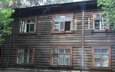 Аварийный дом на Октябрьском проспекте после пожара законсервировали