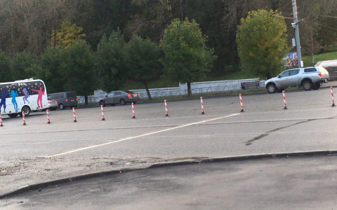 В Кирове у цирка на Октябрьском проспекте появились ограничительные столбики