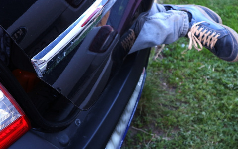 В Нолинске парня увезли в багажнике в лес и привязали тросом к дереву