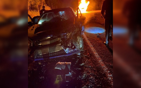 На трассе «Вятка» столкнулись 4 машины, одна из них загорелась: есть погибший