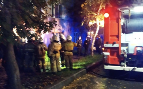 В Кирове на Пятницкой произошел пожар с пострадавшими: на месте спасатели и медики