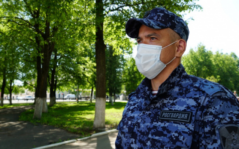 Кировчанин утопил инструмент в краске, чтобы вынести его из магазина