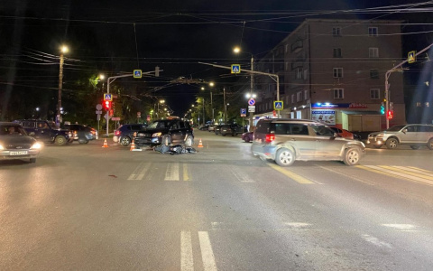 В Кирове 18-летняя девушка на мотоцикле столкнулась с иномаркой