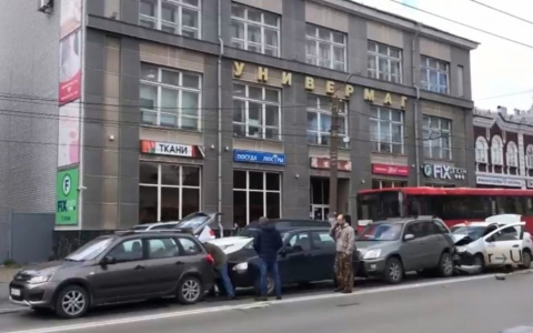 В Кирове на улице Ленина четыре машины столкнулись «паровозиком»: видео