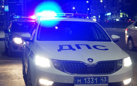 У кафе в Кировской области полицейский стрелял по машине буйного водителя