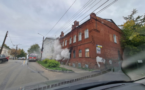 В центре Кирова загорелось историческое здание