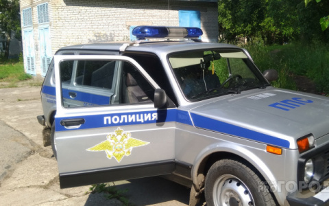 В Кировской области из квартиры пенсионера похитили 100 тысяч рублей