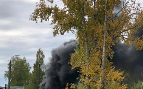 В Кировской области загорелась бывшая нефтебаза