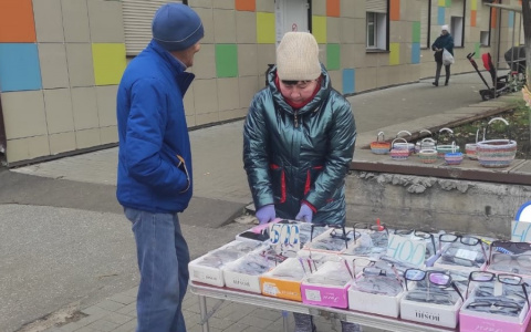 В Кирове на улице Труда незаконно торговали очками