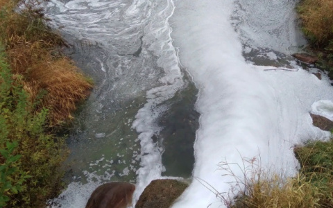 В Кировской области вода одной из рек стала похожа на пену с жутким запахом