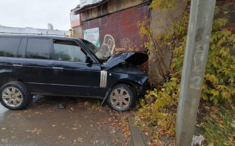 В Кирове три человека пострадали при наезде водителя Range Rover на гараж