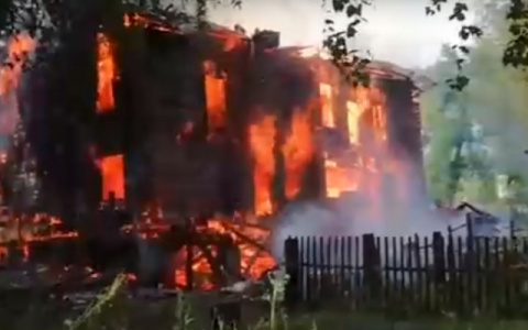 В Кирове загорелся двухэтажный садовый дом