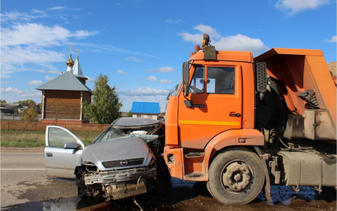 В Кировской области Opel влетел в КамАЗ: погиб водитель легковушки