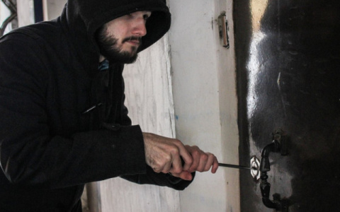 В Кировской области мужчина украл из чужой квартиры вино и деньги