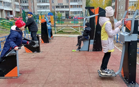 В Кирове у четырех домов появились уличные тренажеры