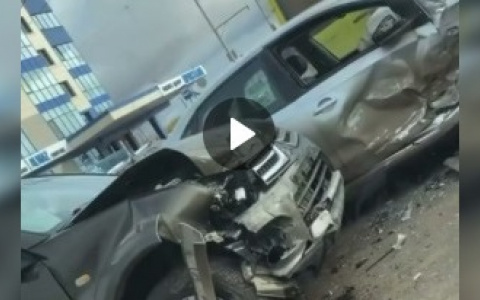 В Кирове в аварии у торгового центра пострадал человек