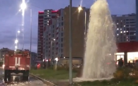 В Кирове на Мостовицкой жители наблюдали гейзер