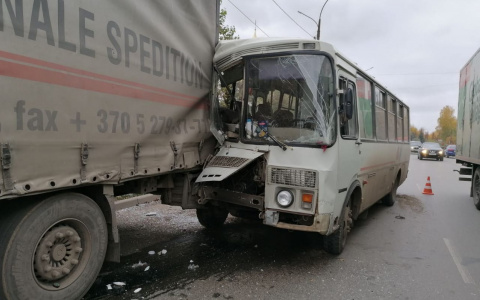 В Кирове на улице Ломоносова автобус с пассажирами врезался в грузовик