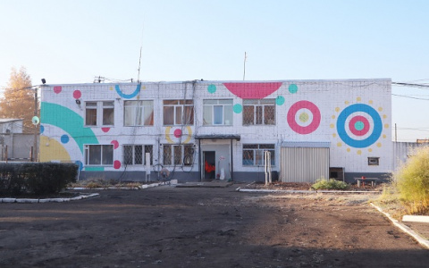 Колонию в Кировской области украсили в дымковском стиле