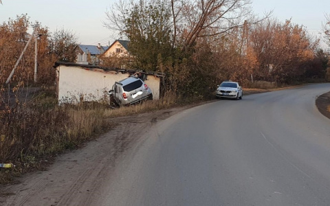 В Слободском водитель иномарки врезался на авто в гараж