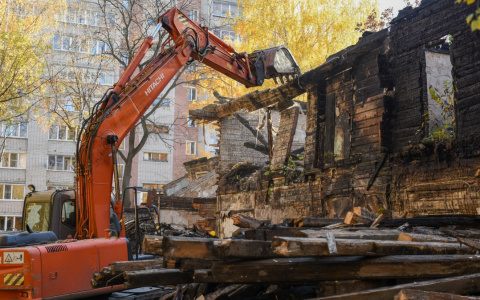 В Кирове сносят аварийный дом на улице Красноармейской