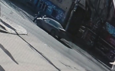 Появилось видео момента наезда машины Toyota на пешеходов на улице Чапаева в Кирове