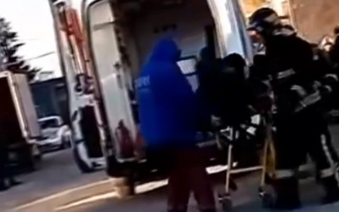 В Кирове на Базовой при разгрузке фуры мужчину придавило тяжелым грузом