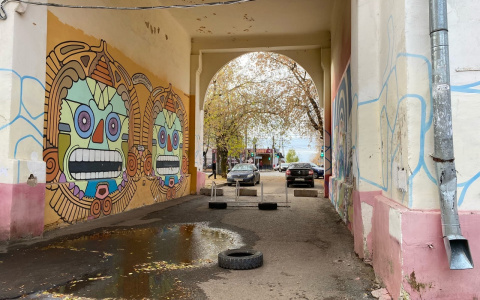 В ГИБДД запретили проезд через арку на Октябрьском проспекте