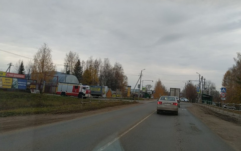 В кировской школе обнаружили подозрительный предмет: на месте работали экстренные службы