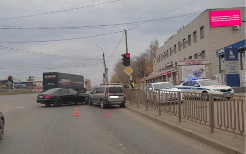 В Кирове в ДТП пострадала женщина в Mercedes