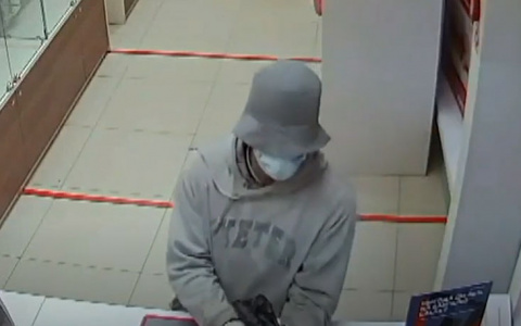 В Кирове мужчина напал с оружием на салон связи