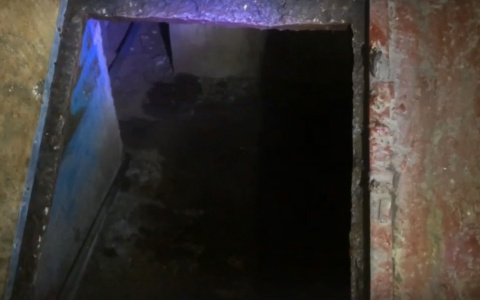 «Живем как в бане»: кировчане страдают от последствий аварии в подвале дома