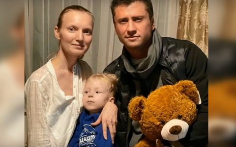Популярные актеры в Кирове навестили семью Максима Гришина, у которого редкое заболевание